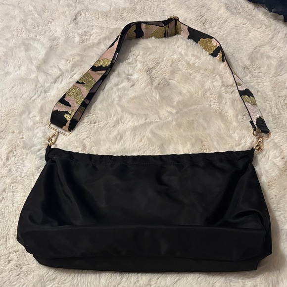 Elegant Black Shoulder Bag with Camouflage Strap - Picture 5 of 9
